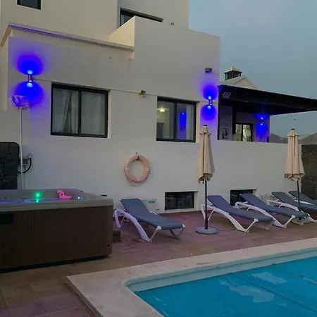 Playa Blanca Sleeps 8 With Pool Air Con And Wifi Villa *